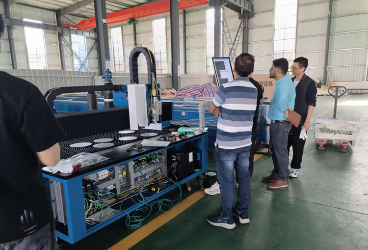 UAE Fiber Laser Cutting Machine Project: Complete System Inspection & Training 1 UAE customer inspecting JSTMT fiber laser cutting machine before shipment